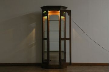 中古　えぞ民芸家具　インテリアえぞ(EZO)　色ガラス入り　上質な空間づくりにおすすめのキュリオケース(ガラスケース、ショーケース、飾り棚、キャビネット、店舗什器)(R-075150)