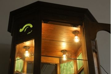 中古　えぞ民芸家具　インテリアえぞ(EZO)　色ガラス入り　上質な空間づくりにおすすめのキュリオケース(ガラスケース、ショーケース、飾り棚、キャビネット、店舗什器)(R-075150)