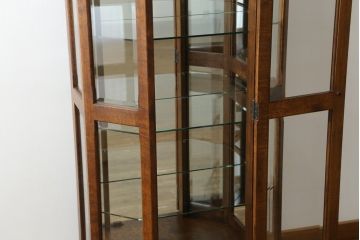 中古　えぞ民芸家具　インテリアえぞ(EZO)　色ガラス入り　上質な空間づくりにおすすめのキュリオケース(ガラスケース、ショーケース、飾り棚、キャビネット、店舗什器)(R-075150)