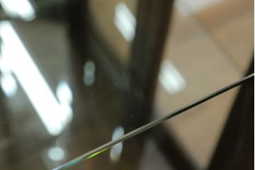 中古　えぞ民芸家具　インテリアえぞ(EZO)　色ガラス入り　上質な空間づくりにおすすめのキュリオケース(ガラスケース、ショーケース、飾り棚、キャビネット、店舗什器)(R-075150)