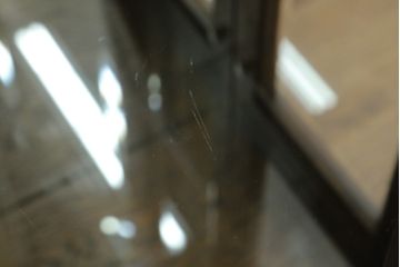 中古　えぞ民芸家具　インテリアえぞ(EZO)　色ガラス入り　上質な空間づくりにおすすめのキュリオケース(ガラスケース、ショーケース、飾り棚、キャビネット、店舗什器)(R-075150)