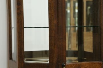 中古　えぞ民芸家具　インテリアえぞ(EZO)　色ガラス入り　上質な空間づくりにおすすめのキュリオケース(ガラスケース、ショーケース、飾り棚、キャビネット、店舗什器)(R-075150)