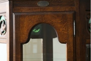 中古　えぞ民芸家具　インテリアえぞ(EZO)　色ガラス入り　上質な空間づくりにおすすめのキュリオケース(ガラスケース、ショーケース、飾り棚、キャビネット、店舗什器)(R-075150)