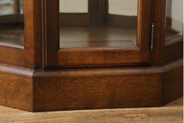 中古　えぞ民芸家具　インテリアえぞ(EZO)　色ガラス入り　上質な空間づくりにおすすめのキュリオケース(ガラスケース、ショーケース、飾り棚、キャビネット、店舗什器)(R-075150)