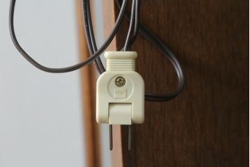 中古　えぞ民芸家具　インテリアえぞ(EZO)　色ガラス入り　上質な空間づくりにおすすめのキュリオケース(ガラスケース、ショーケース、飾り棚、キャビネット、店舗什器)(R-075150)