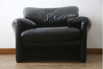 中古　Cassina(カッシーナ)　675　MARALUNGA(マラルンガ)　本革(レザー)　FX黒革　高級感漂う佇まいが魅力の1人掛けソファ(アームチェア、一人掛け、1P)(定価約100万円)(R-075151)