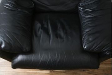 中古　Cassina(カッシーナ)　675　MARALUNGA(マラルンガ)　本革(レザー)　FX黒革　高級感漂う佇まいが魅力の1人掛けソファ(アームチェア、一人掛け、1P)(定価約100万円)(R-075151)