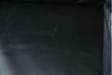 中古　Cassina(カッシーナ)　675　MARALUNGA(マラルンガ)　本革(レザー)　FX黒革　高級感漂う佇まいが魅力の1人掛けソファ(アームチェア、一人掛け、1P)(定価約100万円)(R-075151)