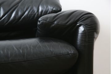 中古　Cassina(カッシーナ)　675　MARALUNGA(マラルンガ)　本革(レザー)　FX黒革　高級感漂う佇まいが魅力の1人掛けソファ(アームチェア、一人掛け、1P)(定価約100万円)(R-075151)