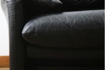 中古　Cassina(カッシーナ)　675　MARALUNGA(マラルンガ)　本革(レザー)　FX黒革　高級感漂う佇まいが魅力の1人掛けソファ(アームチェア、一人掛け、1P)(定価約100万円)(R-075151)