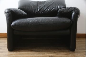 中古　Cassina(カッシーナ)　675　MARALUNGA(マラルンガ)　本革(レザー)　FX黒革　高級感漂う佇まいが魅力の1人掛けソファ(アームチェア、一人掛け、1P)(定価約100万円)(R-075151)