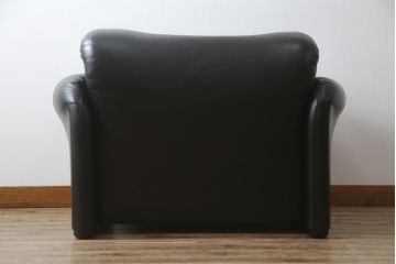 中古　Cassina(カッシーナ)　675　MARALUNGA(マラルンガ)　本革(レザー)　FX黒革　高級感漂う佇まいが魅力の1人掛けソファ(アームチェア、一人掛け、1P)(定価約100万円)(R-075151)