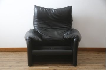中古　Cassina(カッシーナ)　675　MARALUNGA(マラルンガ)　本革(レザー)　FX黒革　高級感漂う佇まいが魅力の1人掛けソファ(アームチェア、一人掛け、1P)(定価約100万円)(R-075151)