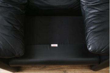 中古　Cassina(カッシーナ)　675　MARALUNGA(マラルンガ)　本革(レザー)　FX黒革　高級感漂う佇まいが魅力の1人掛けソファ(アームチェア、一人掛け、1P)(定価約100万円)(R-075151)