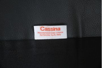 中古　Cassina(カッシーナ)　675　MARALUNGA(マラルンガ)　本革(レザー)　FX黒革　高級感漂う佇まいが魅力の1人掛けソファ(アームチェア、一人掛け、1P)(定価約100万円)(R-075151)