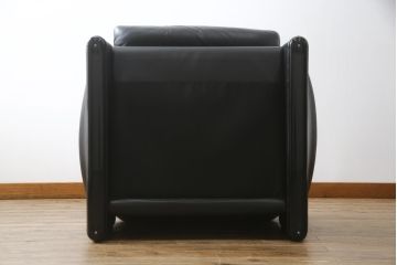 中古　Cassina(カッシーナ)　675　MARALUNGA(マラルンガ)　本革(レザー)　FX黒革　高級感漂う佇まいが魅力の1人掛けソファ(アームチェア、一人掛け、1P)(定価約100万円)(R-075151)