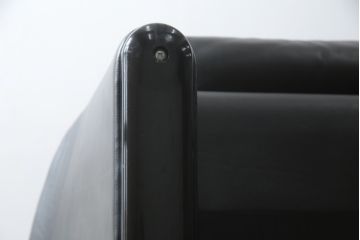 中古　Cassina(カッシーナ)　675　MARALUNGA(マラルンガ)　本革(レザー)　FX黒革　高級感漂う佇まいが魅力の1人掛けソファ(アームチェア、一人掛け、1P)(定価約100万円)(R-075151)