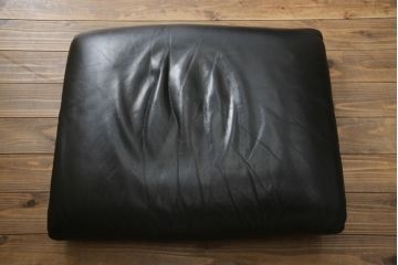 中古　Cassina(カッシーナ)　675　MARALUNGA(マラルンガ)　本革(レザー)　FX黒革　高級感漂う佇まいが魅力の1人掛けソファ(アームチェア、一人掛け、1P)(定価約100万円)(R-075151)