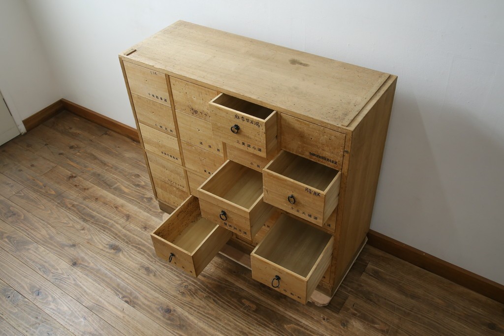 中古　総桐材　引き出し20杯!細かな収納に便利な薬箪笥　(R-075174)