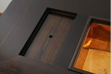 中古　広島県　博永家具　特大!!　楡(ニレ)材　重厚感のある佇まいでお部屋の主役におすすめの囲炉裏テーブル(木製火鉢、食卓、ダイニングテーブル、4人掛け、6人掛け)(定価約110万円)(R-075179)