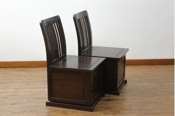 中古　広島県　博永家具　キャスター付き　シックな色合いが魅力的な収納付き板座チェア2脚セット(ダイニングチェア、椅子、イス)(定価2脚で約24万円)(R-075180)