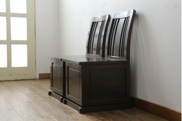 中古　広島県　博永家具　キャスター付き　シックな色合いが魅力的な収納付き板座チェア2脚セット(ダイニングチェア、椅子、イス)(定価2脚で約24万円)(R-075180)