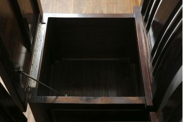 中古　広島県　博永家具　キャスター付き　シックな色合いが魅力的な収納付き板座チェア2脚セット(ダイニングチェア、椅子、イス)(定価2脚で約24万円)(R-075180)