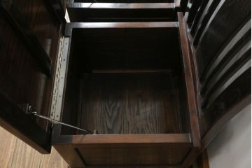 中古　広島県　博永家具　キャスター付き　シックな色合いが魅力的な収納付き板座チェア2脚セット(ダイニングチェア、椅子、イス)(定価2脚で約24万円)(R-075180)