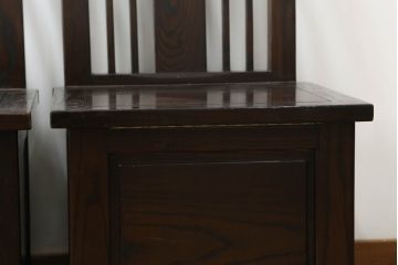 中古　広島県　博永家具　キャスター付き　シックな色合いが魅力的な収納付き板座チェア2脚セット(ダイニングチェア、椅子、イス)(定価2脚で約24万円)(R-075180)