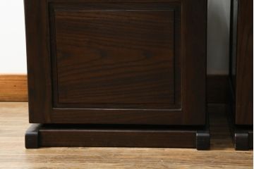 中古　広島県　博永家具　キャスター付き　シックな色合いが魅力的な収納付き板座チェア2脚セット(ダイニングチェア、椅子、イス)(定価2脚で約24万円)(R-075180)
