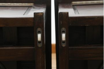 中古　広島県　博永家具　キャスター付き　シックな色合いが魅力的な収納付き板座チェア4脚セット(ダイニングチェア、椅子、イス)(定価4脚で約48万円)(R-075181)