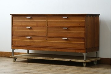 和製ヴィンテージ　総桐箪笥を北欧デザインにリメイク!モダンな脚付きローチェスト　(R-075182)