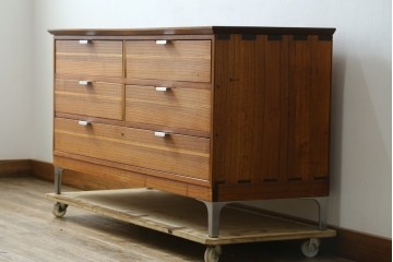 和製ヴィンテージ　総桐箪笥を北欧デザインにリメイク!モダンな脚付きローチェスト　(R-075182)