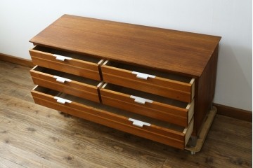 和製ヴィンテージ　総桐箪笥を北欧デザインにリメイク!モダンな脚付きローチェスト　(R-075182)