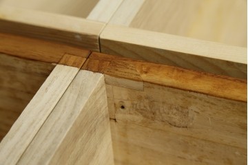 和製ヴィンテージ　総桐箪笥を北欧デザインにリメイク!モダンな脚付きローチェスト　(R-075182)