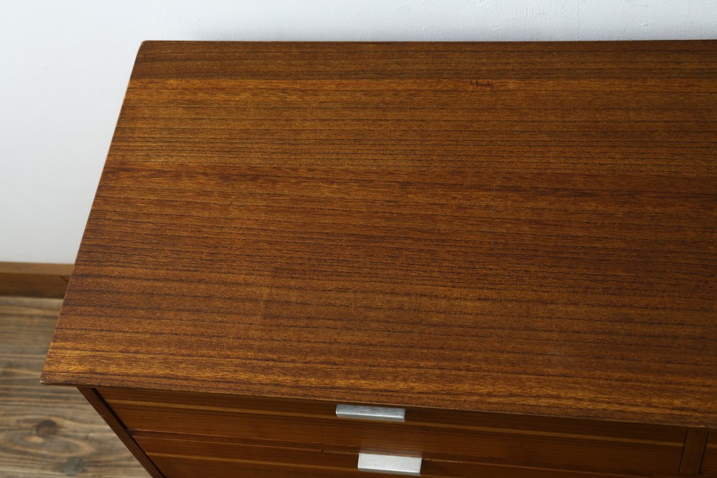 和製ヴィンテージ　総桐箪笥を北欧デザインにリメイク!モダンな脚付きローチェスト　(R-075182)