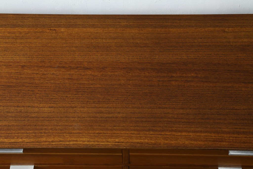 和製ヴィンテージ　総桐箪笥を北欧デザインにリメイク!モダンな脚付きローチェスト　(R-075182)