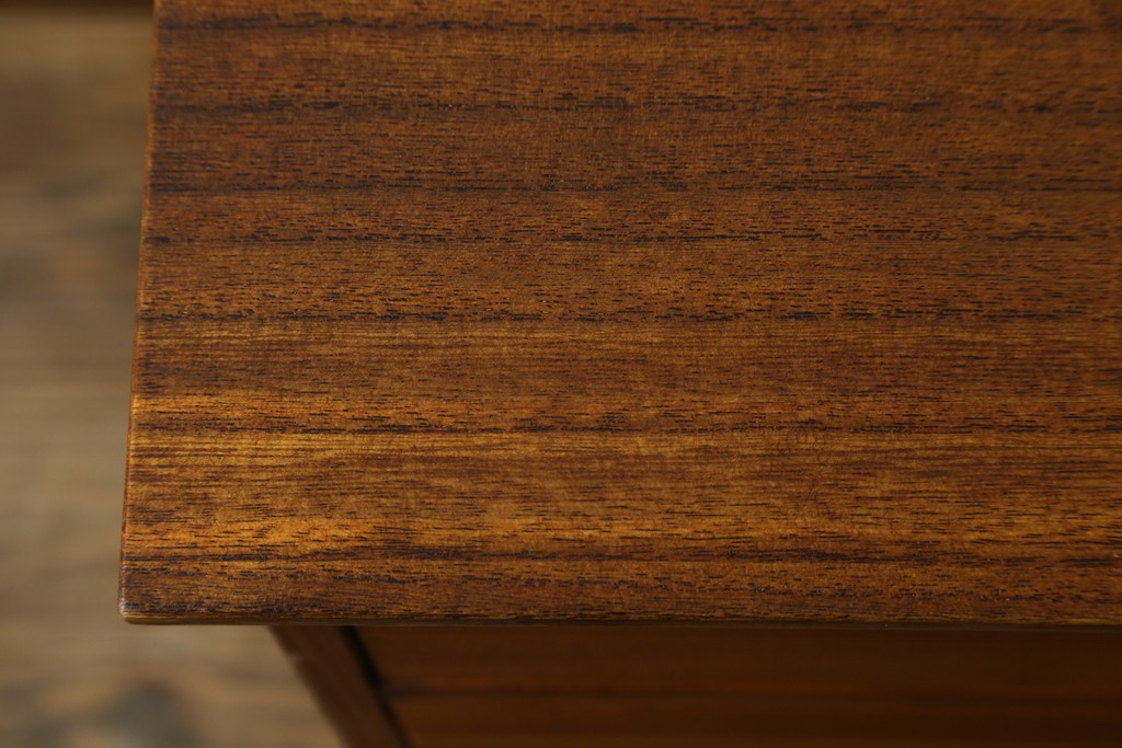 和製ヴィンテージ　総桐箪笥を北欧デザインにリメイク!モダンな脚付きローチェスト　(R-075182)