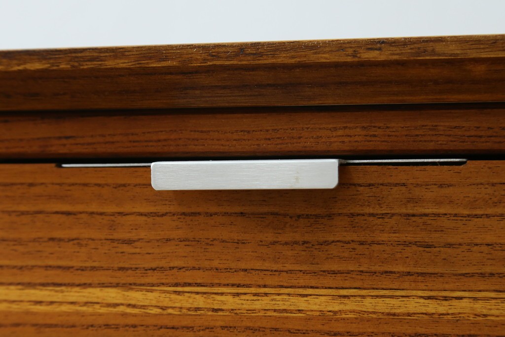 和製ヴィンテージ　総桐箪笥を北欧デザインにリメイク!モダンな脚付きローチェスト　(R-075182)