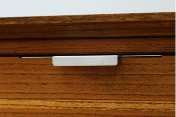 和製ヴィンテージ　総桐箪笥を北欧デザインにリメイク!モダンな脚付きローチェスト　(R-075182)