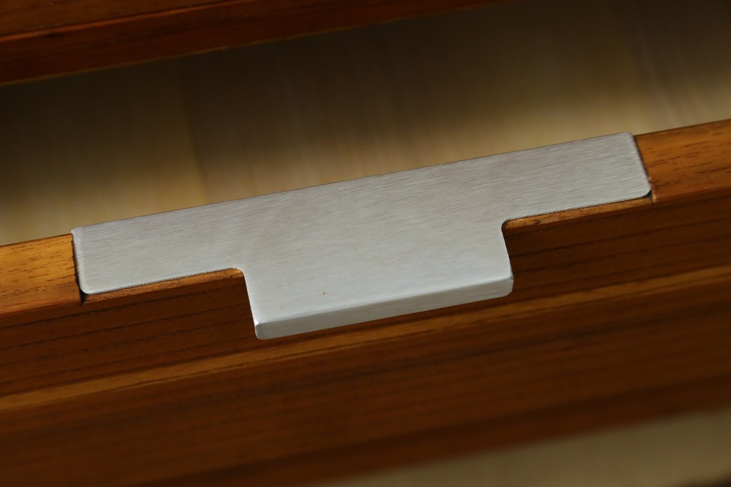 和製ヴィンテージ　総桐箪笥を北欧デザインにリメイク!モダンな脚付きローチェスト　(R-075182)