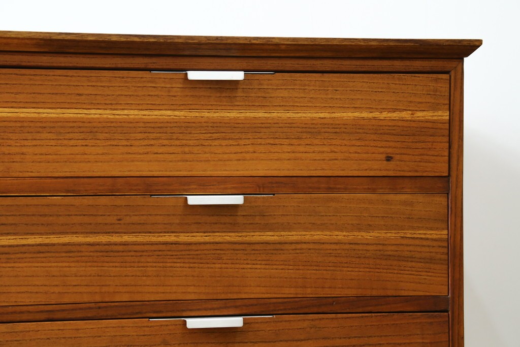 和製ヴィンテージ　総桐箪笥を北欧デザインにリメイク!モダンな脚付きローチェスト　(R-075182)