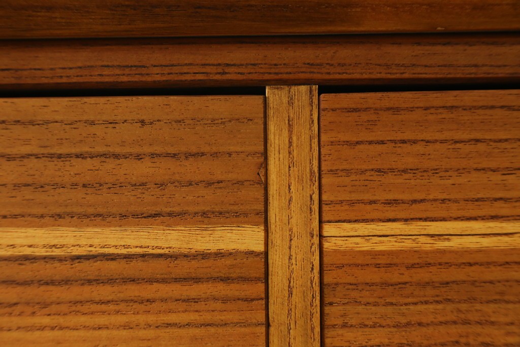 和製ヴィンテージ　総桐箪笥を北欧デザインにリメイク!モダンな脚付きローチェスト　(R-075182)