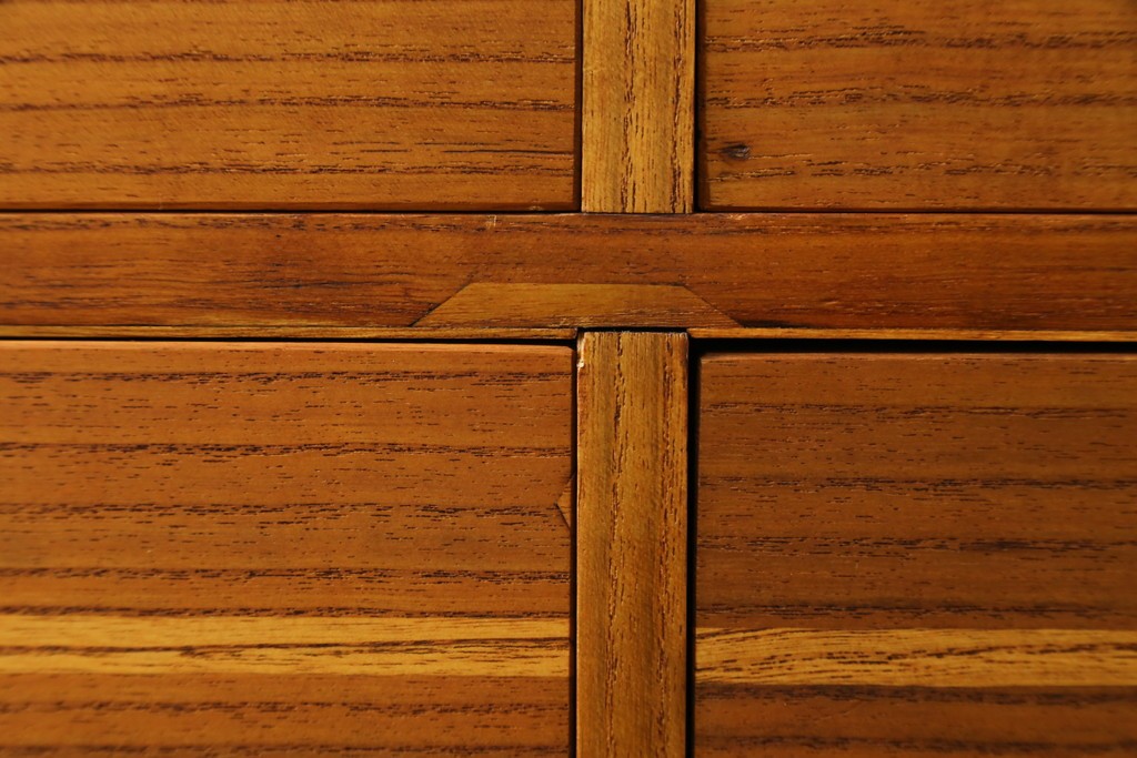 和製ヴィンテージ　総桐箪笥を北欧デザインにリメイク!モダンな脚付きローチェスト　(R-075182)