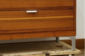 和製ヴィンテージ　総桐箪笥を北欧デザインにリメイク!モダンな脚付きローチェスト　(R-075182)