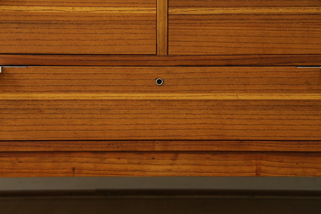 和製ヴィンテージ　総桐箪笥を北欧デザインにリメイク!モダンな脚付きローチェスト　(R-075182)