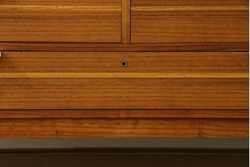 和製ヴィンテージ　総桐箪笥を北欧デザインにリメイク!モダンな脚付きローチェスト　(R-075182)