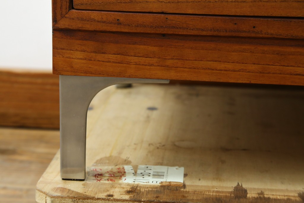 和製ヴィンテージ　総桐箪笥を北欧デザインにリメイク!モダンな脚付きローチェスト　(R-075182)