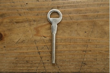 和製ヴィンテージ　総桐箪笥を北欧デザインにリメイク!モダンな脚付きローチェスト　(R-075182)