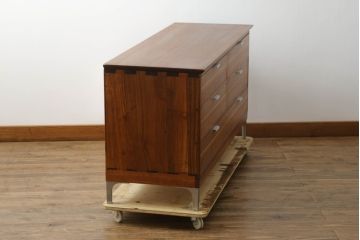 和製ビンテージ　総桐箪笥北欧デザインリメイク　シンプルな作りで取り入れやすい脚付きモダンローチェスト(引き出し、サイドチェスト、テレビ台、テレビボード、ヴィンテージ)(R-075182)